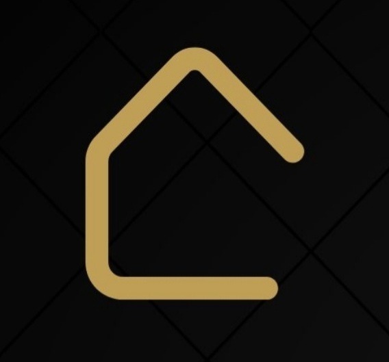 Złoty, geometryczny symbol domu na czarnym, teksturowanym tle. Minimalistyczny design, sugerujący branżę nieruchomości lub budownictwa.