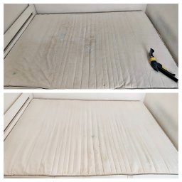 LEXTAN ANATOLII CHEREDNYCHENKO - Materac po praniu: widoczne plamy przed i czysty po zabiegu. Na górze brudny materac, na dole wyczyszczony. Dysza odkurzacza piorącego w prawym górnym rogu.