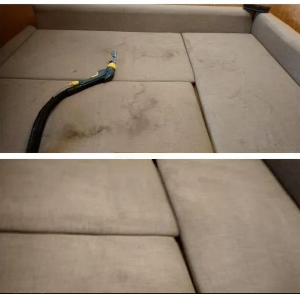 Fragment sofy z widocznymi plamami i urządzeniem do czyszczenia tapicerki, prezentujący proces usuwania zabrudzeń. Dolna część pokazuje czystą powierzchnię.