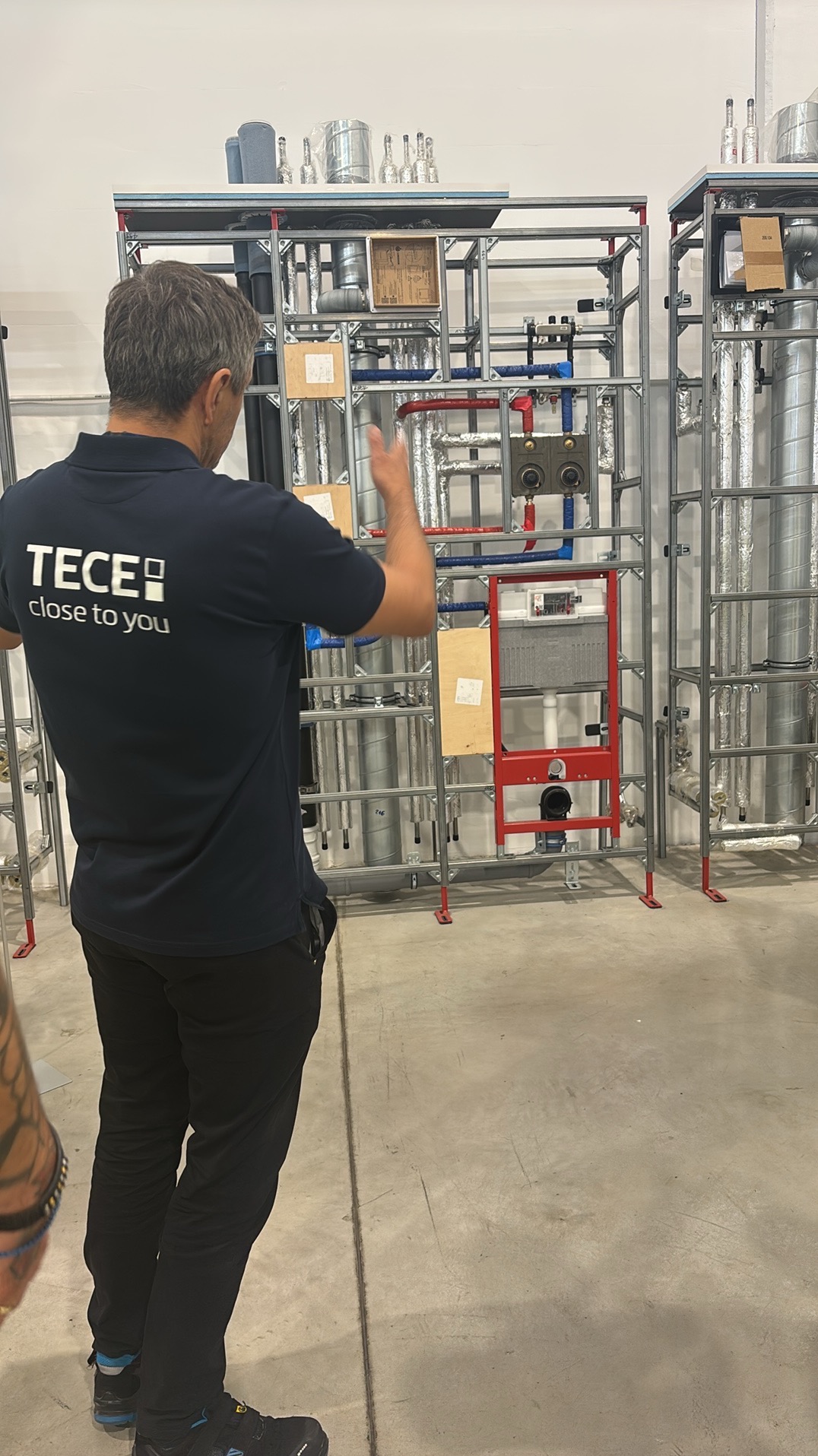 Instalacje sanitarne TECE prezentowane przez instalatora w Łabiszynie. Widoczne rury, zawory i stelaże podtynkowe. Prezentacja systemów instalacyjnych.