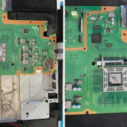 Płyta główna konsoli przed czyszczeniem z kurzu i wymianą pasty termoprzewodzącej (PRZED) i po (PO), widoczna tubka Arctic Silver 5.