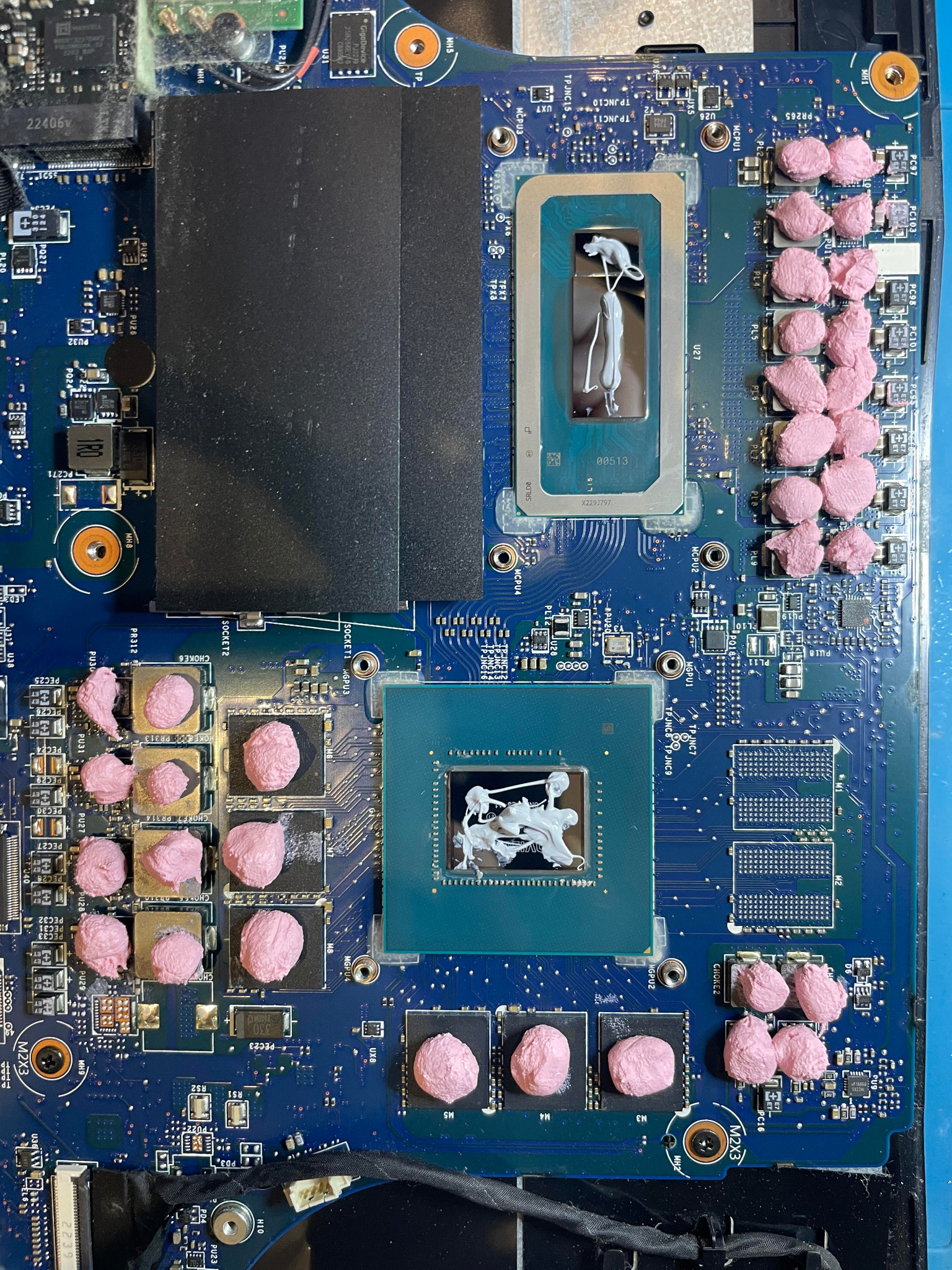 Wymiana past termprzewodzących oraz nałożenie kitu termicznego.