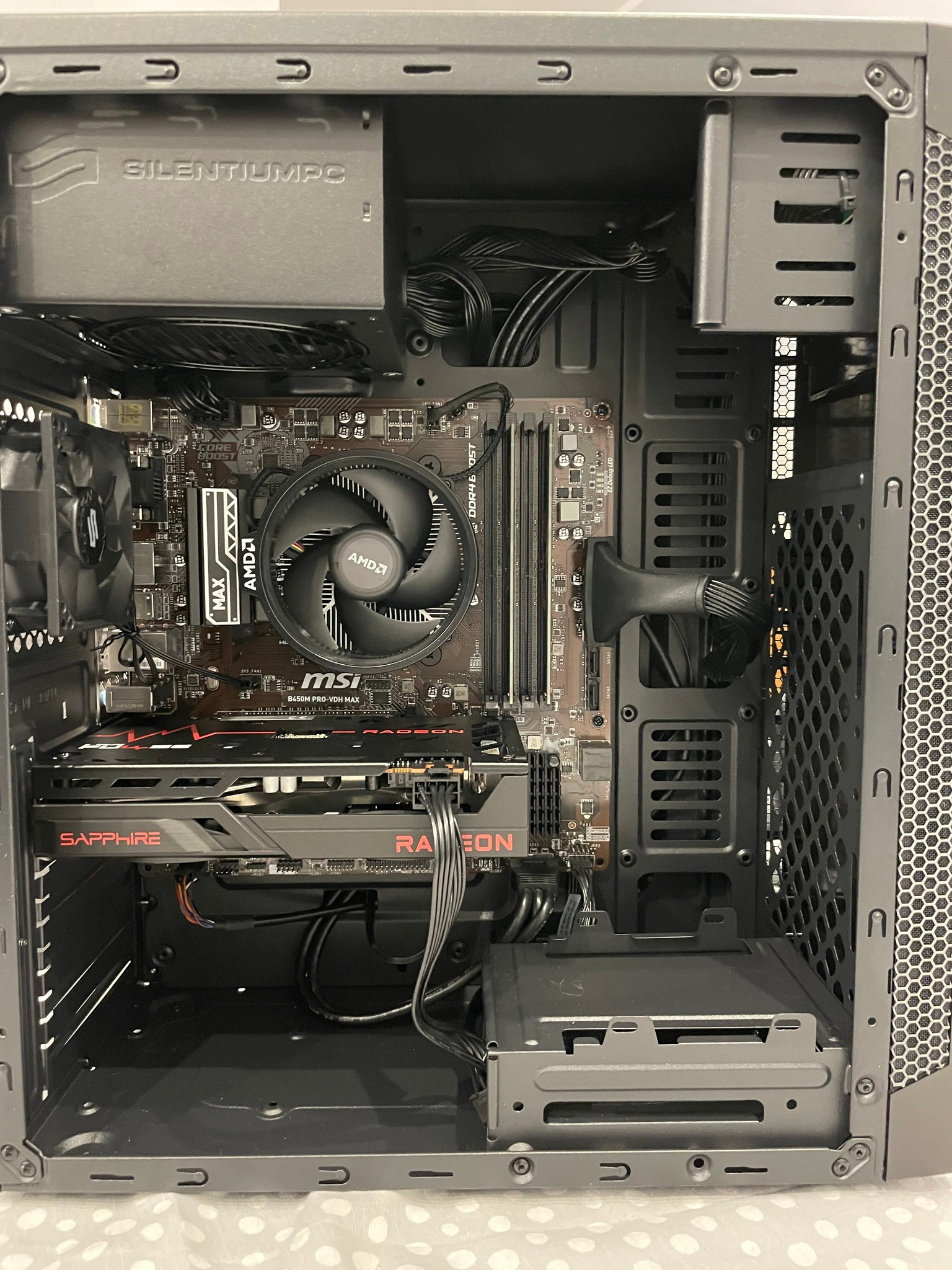 Jeden ze złożonych zestawów komputerowych.