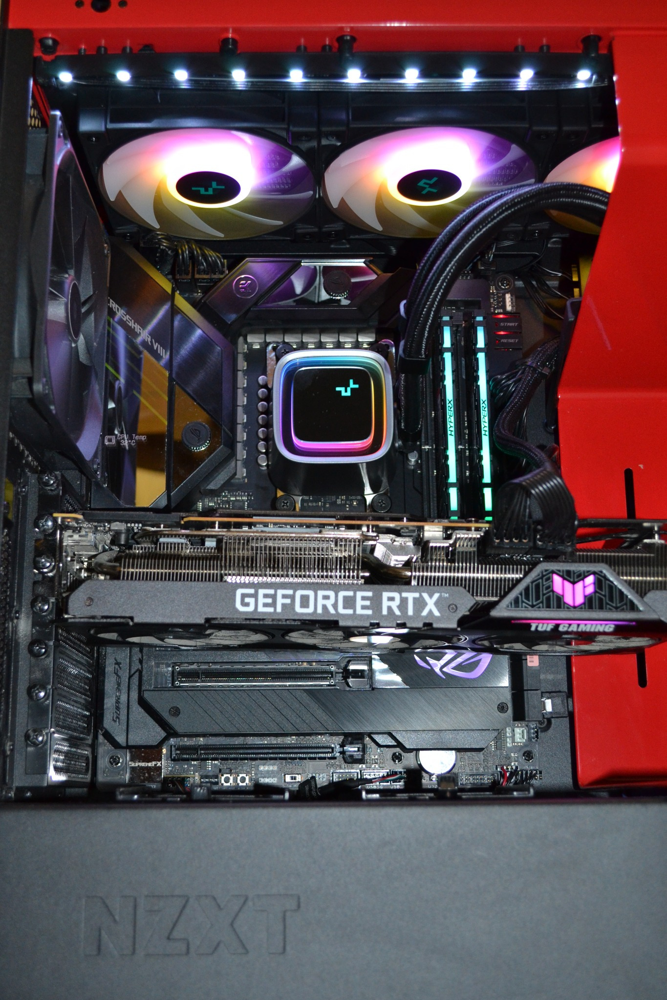 Komputer PC po czyszczeniu i wymianie układu chłodzenia typu AiO.