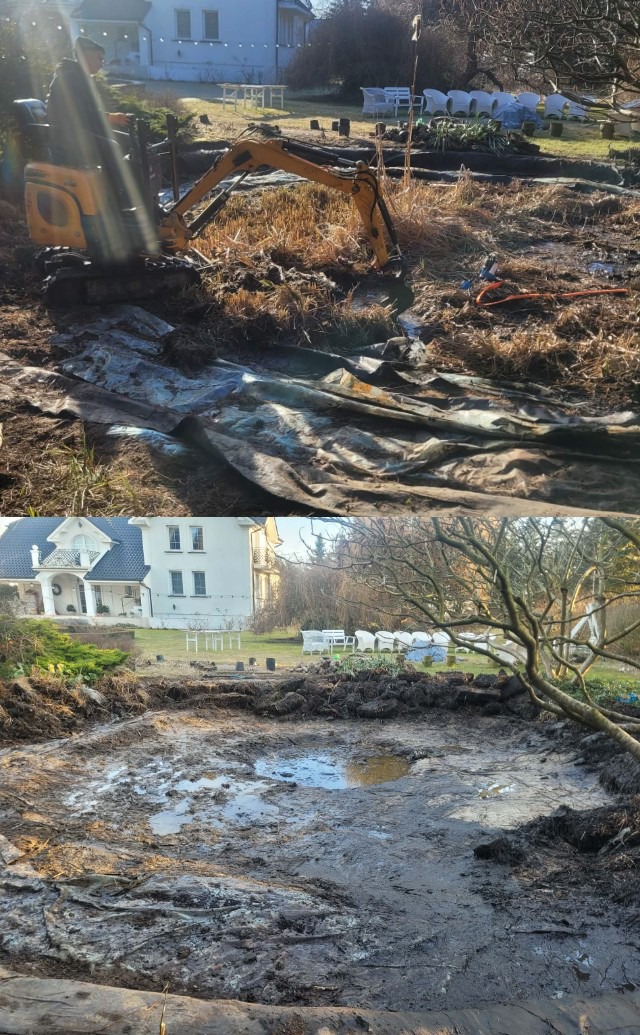 Dwuobrazowe ujęcie: minikoparka w trakcie prac ziemnych na posesji oraz wykopany, błotnisty dół, prawdopodobnie pod oczko wodne, na tle domu.