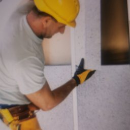 Panele akustyczne z pianki wtórnie spienionej 
 Grubość: 20–50 mm
🔹 Gęstość: ok. 120–150 kg/m³
🔹 Izolacja akustyczna: do 20–30 dB
🔹 Zastosowanie: mieszkania, biura, studia nagraniowe, hale produkcyjne
✅ Tłumi dźwięki i hałas z sąsiednich pomieszcze