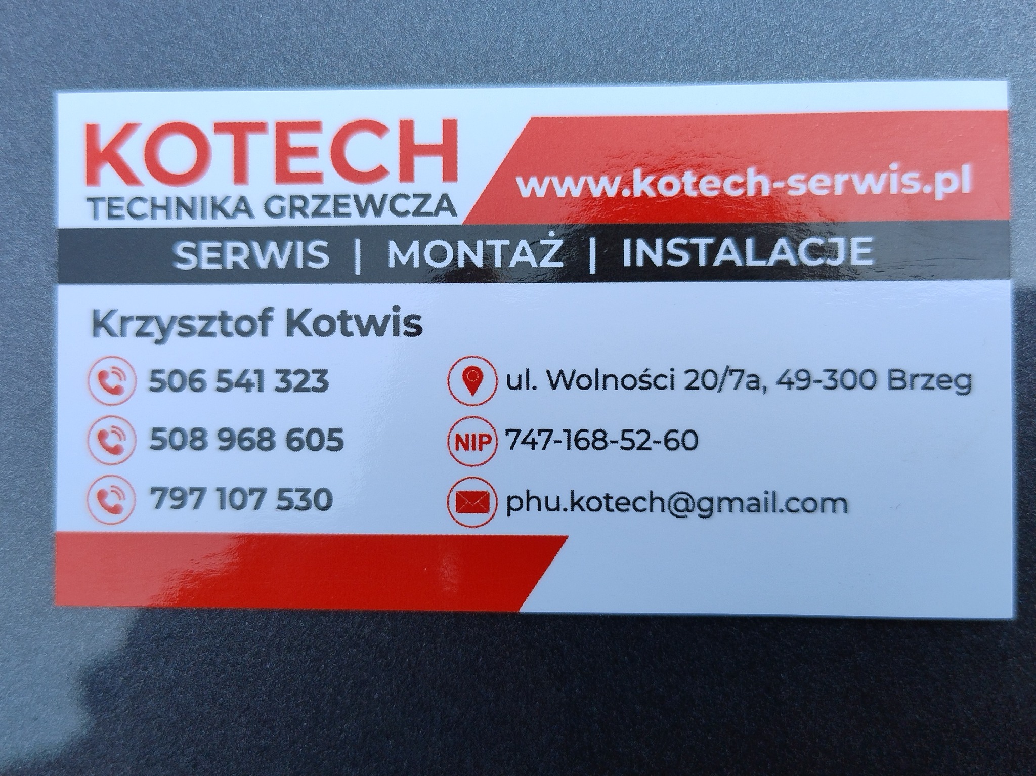 Wizytówka firmy KOTECH Technika Grzewcza z Brzegu, oferującej serwis, montaż i instalacje. Zawiera dane kontaktowe: telefony, adres i e-mail.