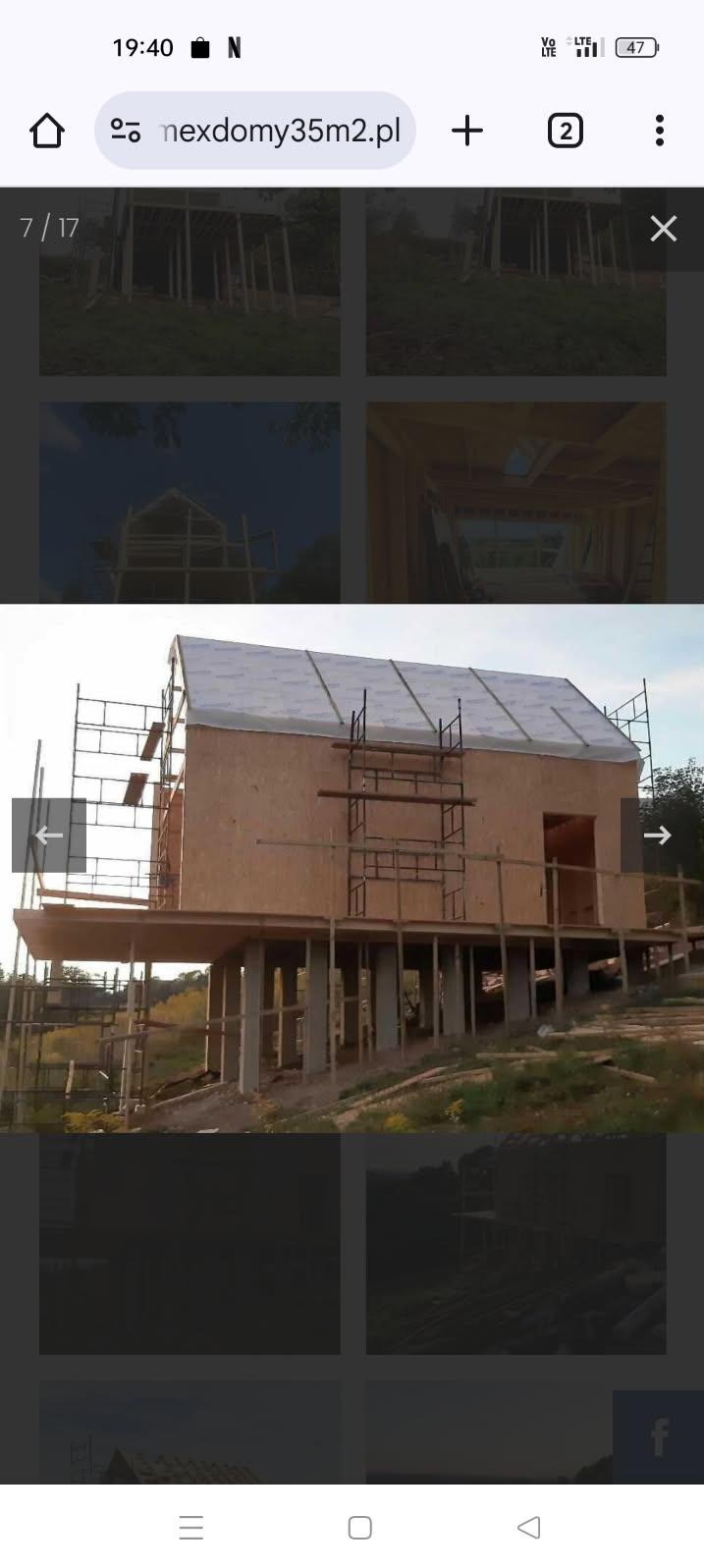 Budowa domu szkieletowego na betonowych podporach, widoczne rusztowania i płyty OSB na ścianach. Dach pokryty membraną. Ujęcie z dołu, w tle zieleń.