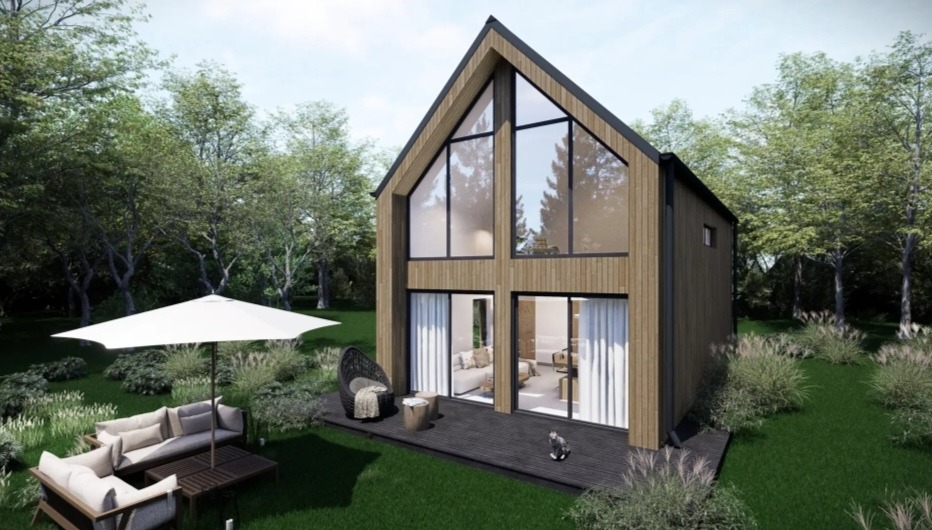 Wizualizacja nowoczesnego domu z drewnianą elewacją, dużymi oknami i tarasem z meblami ogrodowymi, otoczonego zielenią. Widoczny kot na tarasie.