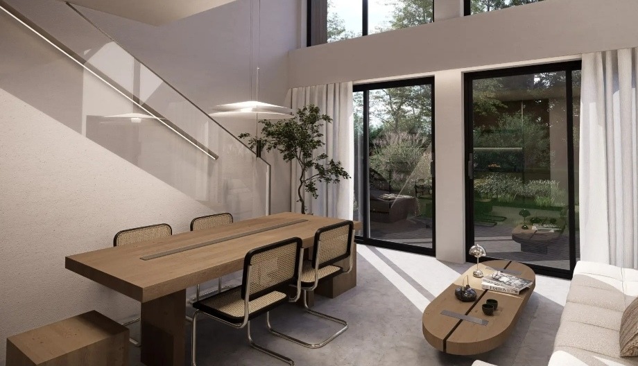 Jasne wnętrze z drewnianym stołem i krzesłami z rattanu, duże okna z widokiem na zieleń. Minimalistyczny design, schody z oświetleniem LED.