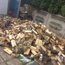 Układanie drzewa na opał