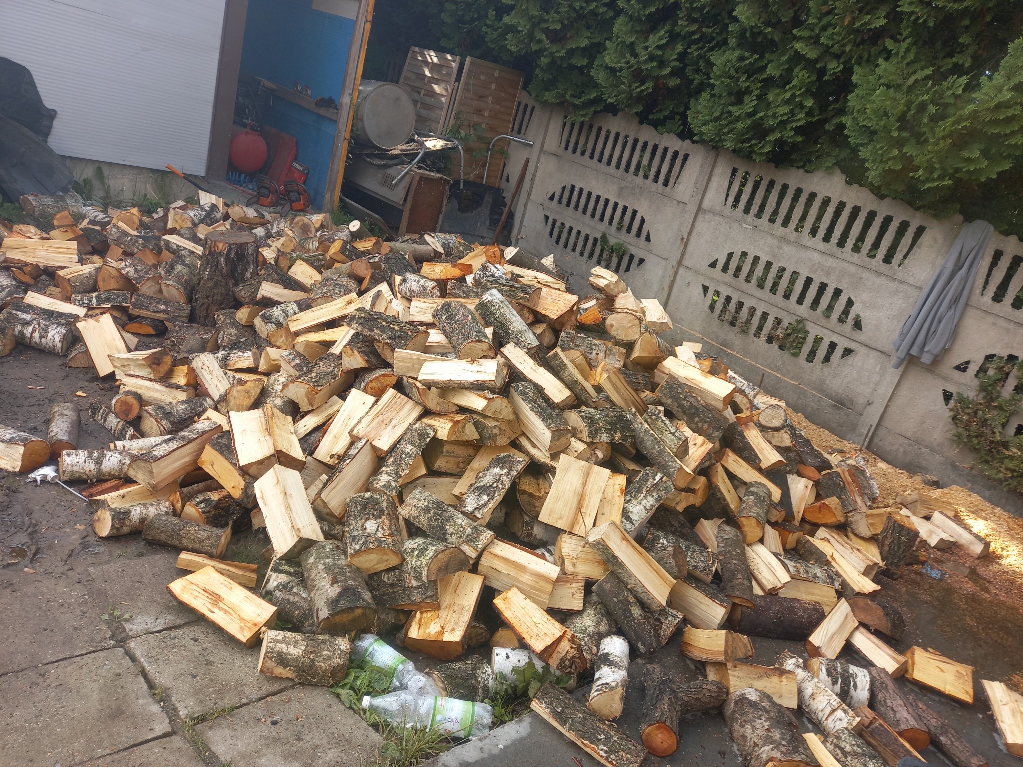 Układanie drzewa na opał