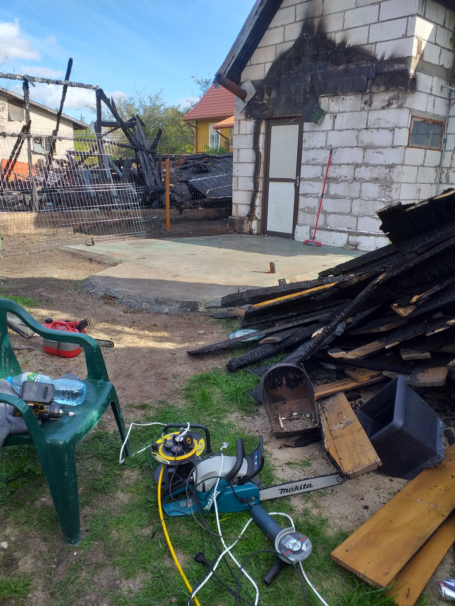 Posprzatana altanka po pożarze