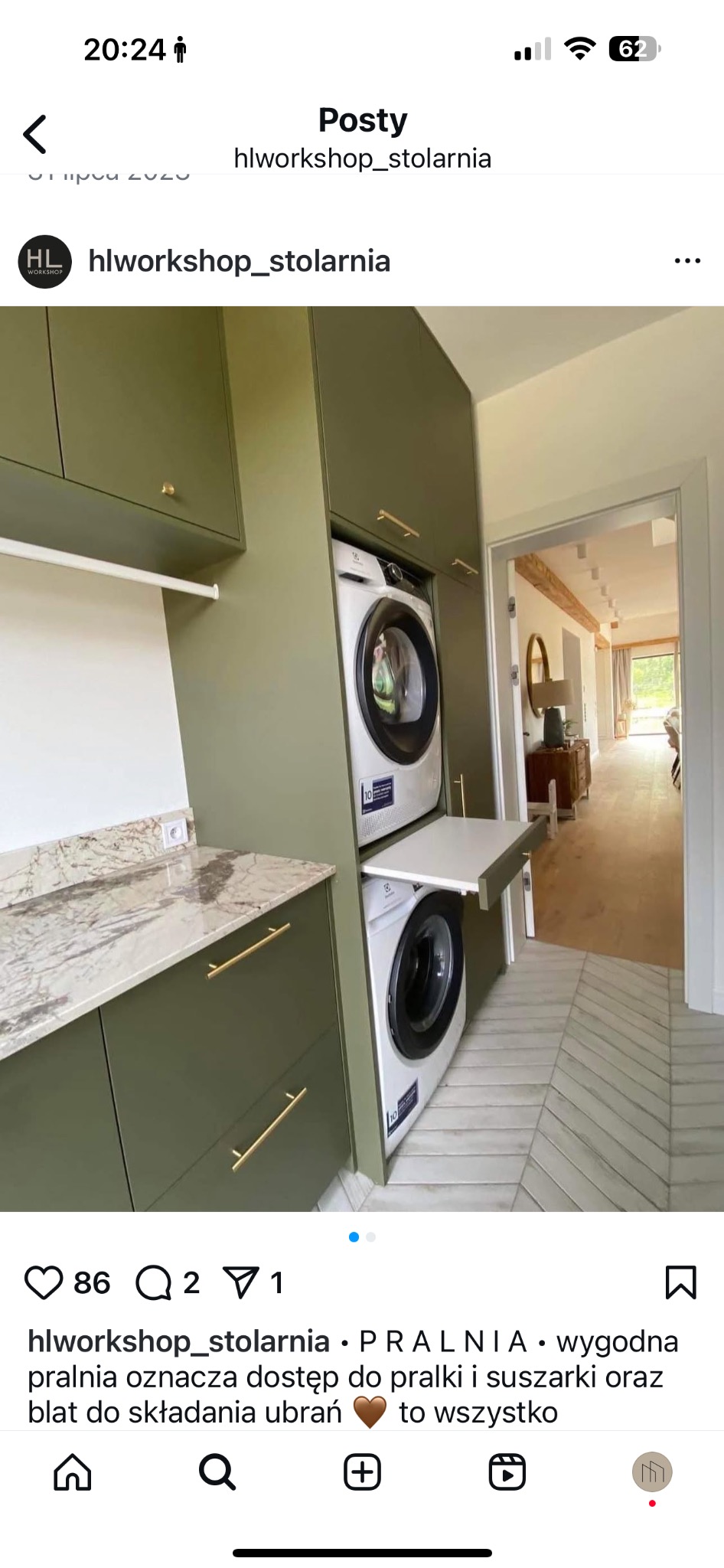 Nowoczesna pralnia w zabudowie: oliwkowe szafki z marmurowym blatem, pralka i suszarka w kolumnie z wysuwanym blatem. Podłoga w jodełkę.