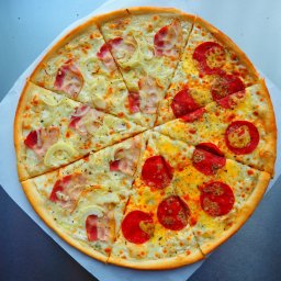 Klasyka z twistem
Pół na pół – pełnia smaku!
Nie możesz się zdecydować? U nas nie musisz! Połówka z aromatycznym pepperoni, połówka z szynką i cebulą. Jedna pizza, dwa światy – kto się odważy spróbować obu naraz? 🍕😎

