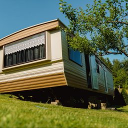 Również zdjęcia przyczep i domków holenderskich.