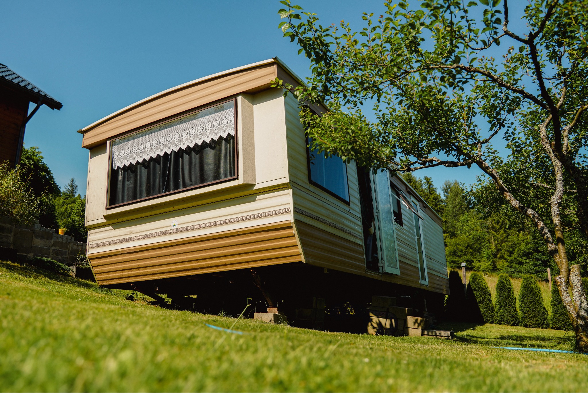 Również zdjęcia przyczep i domków holenderskich.