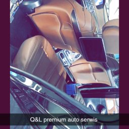 Q&L premium auto serwis - Wnętrze czarnego auta premium z brązową skórzaną tapicerką, widoczne fotele, deska rozdzielcza i otwarte drzwi. Auto serwis Q&L premium auto serwis.