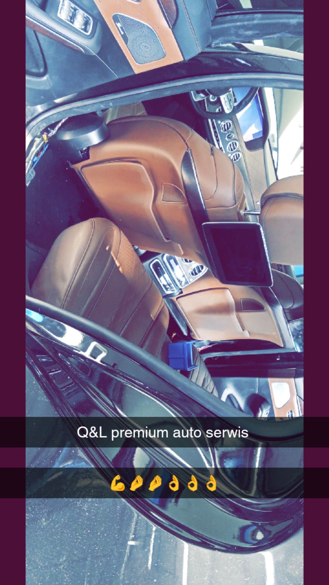 Wnętrze czarnego auta premium z brązową skórzaną tapicerką, widoczne fotele, deska rozdzielcza i otwarte drzwi. Auto serwis Q&L premium auto serwis.