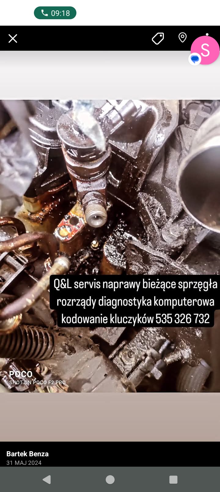 Detail układu wtryskowego silnika spalinowego podczas naprawy, widoczne elementy pokryte olejem, nagrywano telefonem POCO F2 PRO.