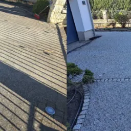 Zdjęcie kostki brukowej przed i po czyszczeniu, z widocznym cieniem bramy po lewej stronie i czystą powierzchnią po prawej, ukazujące różnicę w wyglądzie.