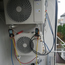 GREEN PLANET INSTALACJE - Dwa zamontowane klimatyzatory GREE na balkonie z podłączonymi narzędziami diagnostycznymi i butlami z gazem, widoczne przewody i manometry.