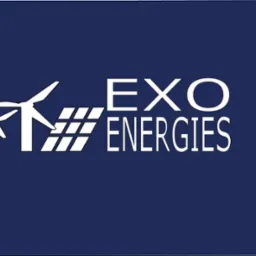Logo firmy EXO ENERGIES na ciemnoniebieskim tle, z symbolami wiatraków i paneli słonecznych. Biały, nowoczesny font.