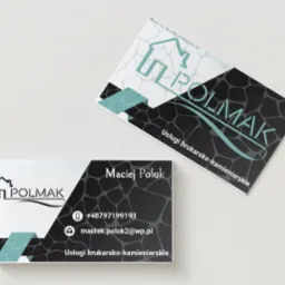 Dwie wizytówki firmy brukarsko-kamieniarskiej 'POLMAK' z logo w kształcie domu, czarnym tłem z motywem kamienia i danymi kontaktowymi Macieja Poloka.