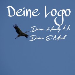 Kamil Grranzin - Grafika z lecącym bocianem na błękitnym tle, zawierająca tekst 'Deine Logo, Deine Handy Nr, Deine E-Mail' pisanym białą, ozdobną czcionką.