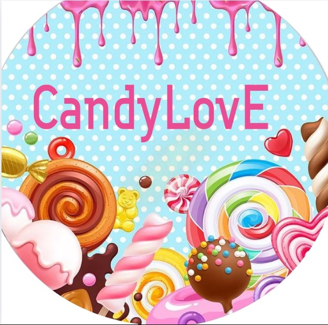 Grafika 'CandyLove': słodkie cukierki, lizaki i żelki na tle błękitnych kropek, różowe napisy i cieknąca polewa. Kolorowa, bajkowa kompozycja.