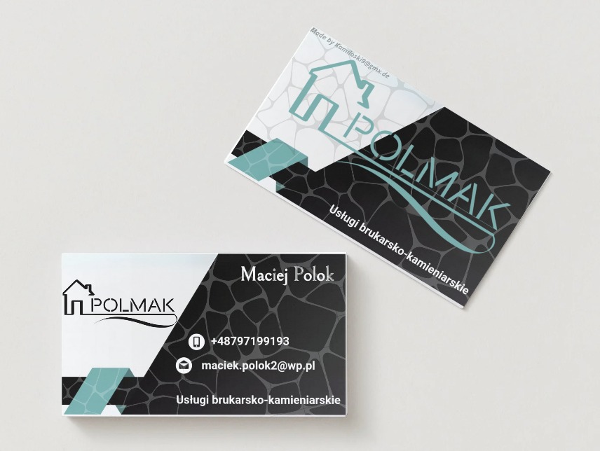 Dwie wizytówki firmy brukarsko-kamieniarskiej 'POLMAK' z logo w kształcie domu, czarnym tłem z motywem kamienia i danymi kontaktowymi Macieja Poloka.