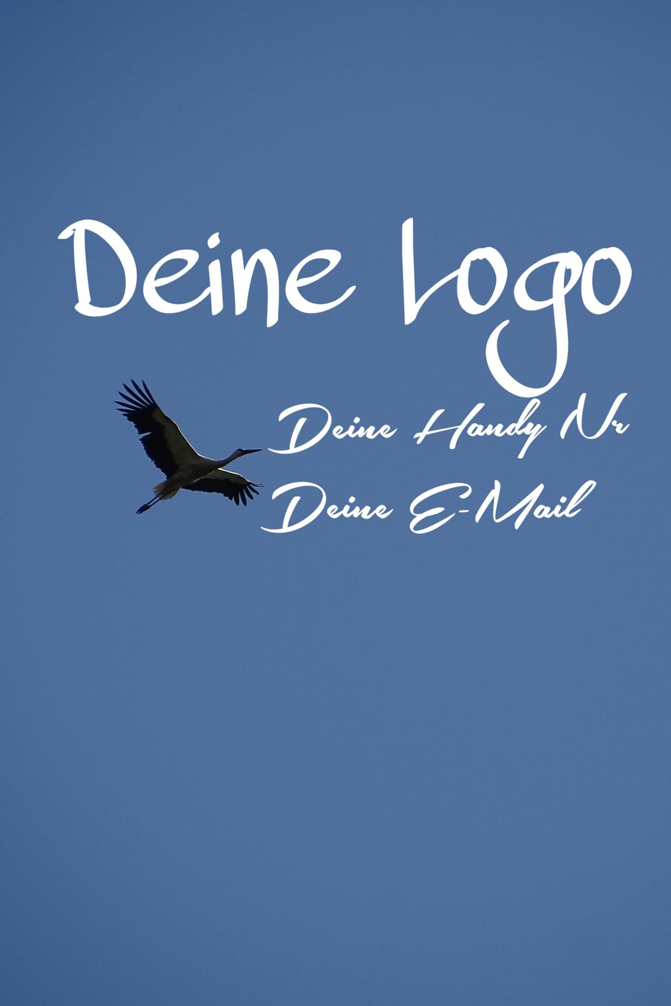 Grafika z lecącym bocianem na błękitnym tle, zawierająca tekst 'Deine Logo, Deine Handy Nr, Deine E-Mail' pisanym białą, ozdobną czcionką.