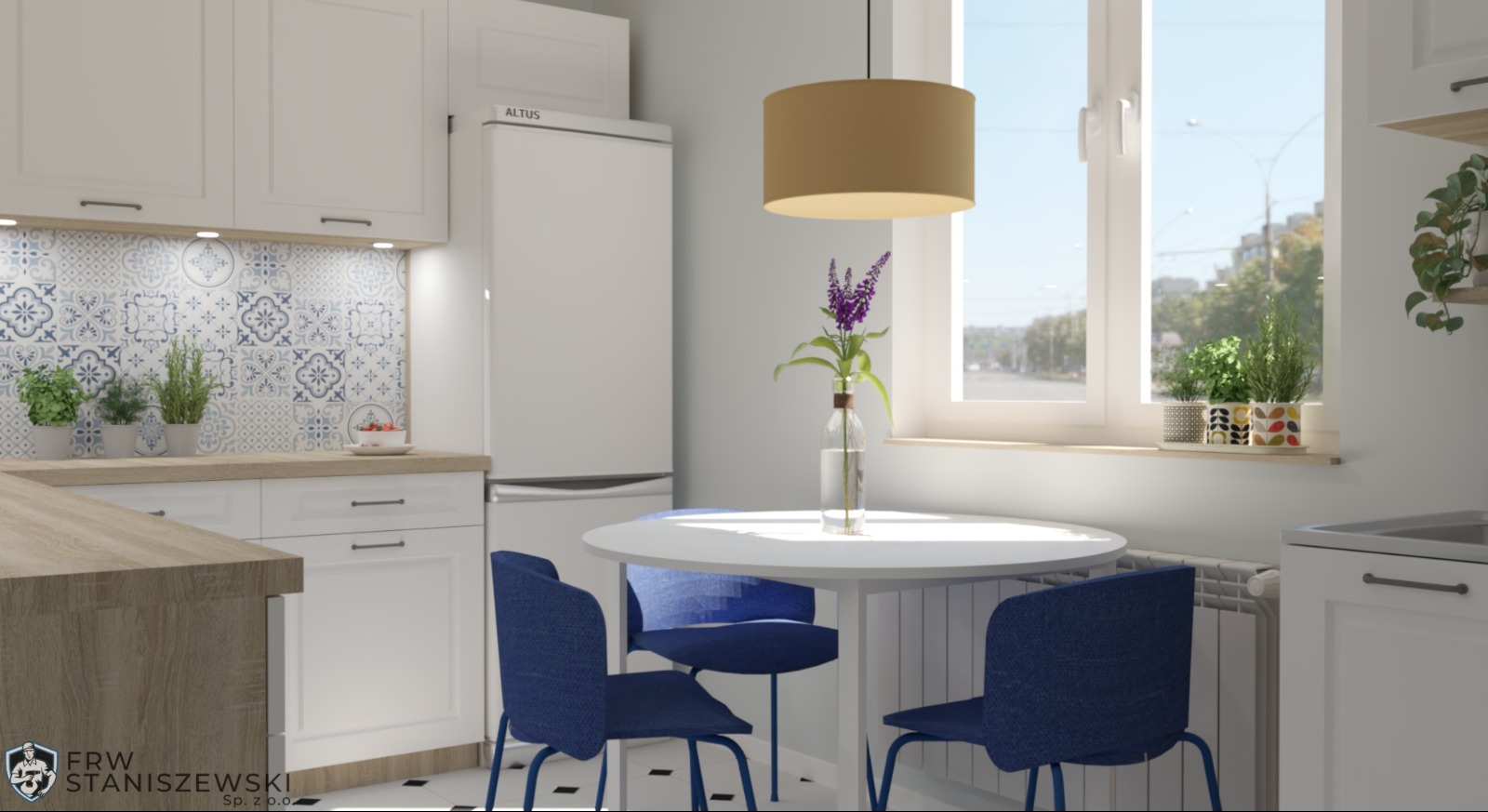 Jasna kuchnia z białymi szafkami, wzorzystą mozaiką nad blatem, okrągłym stołem i niebieskimi krzesłami. Na parapecie doniczki z ziołami, nad stołem lampa.