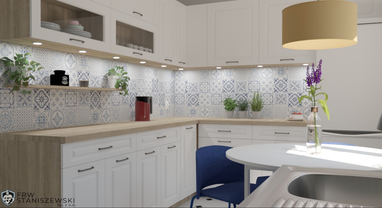 Jasna kuchnia z białymi szafkami, drewnianym blatem i niebiesko-białymi płytkami. Na blacie kwiaty w wazonie, na półce zioła w doniczkach. Nowoczesny design.