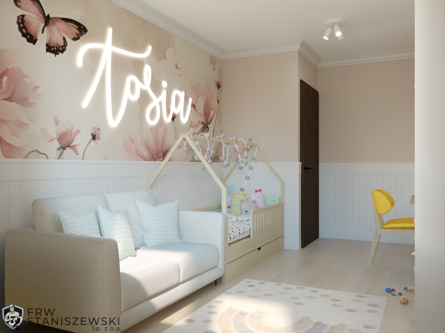 Pokój dziecięcy z tapetą w kwiaty, neonem 'Tosia', łóżkiem w kształcie domku i jasną sofą z poduszkami. Widoczny dywan z motywem tęczy i żółte krzesło.