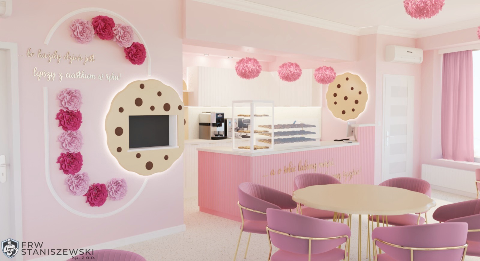 Wnętrze cukierni w odcieniach różu. Dekoracje z kwiatów i ciastek, różowe krzesła przy okrągłym stole. Kontuar z ekspozycją słodkości, ekspres do kawy.