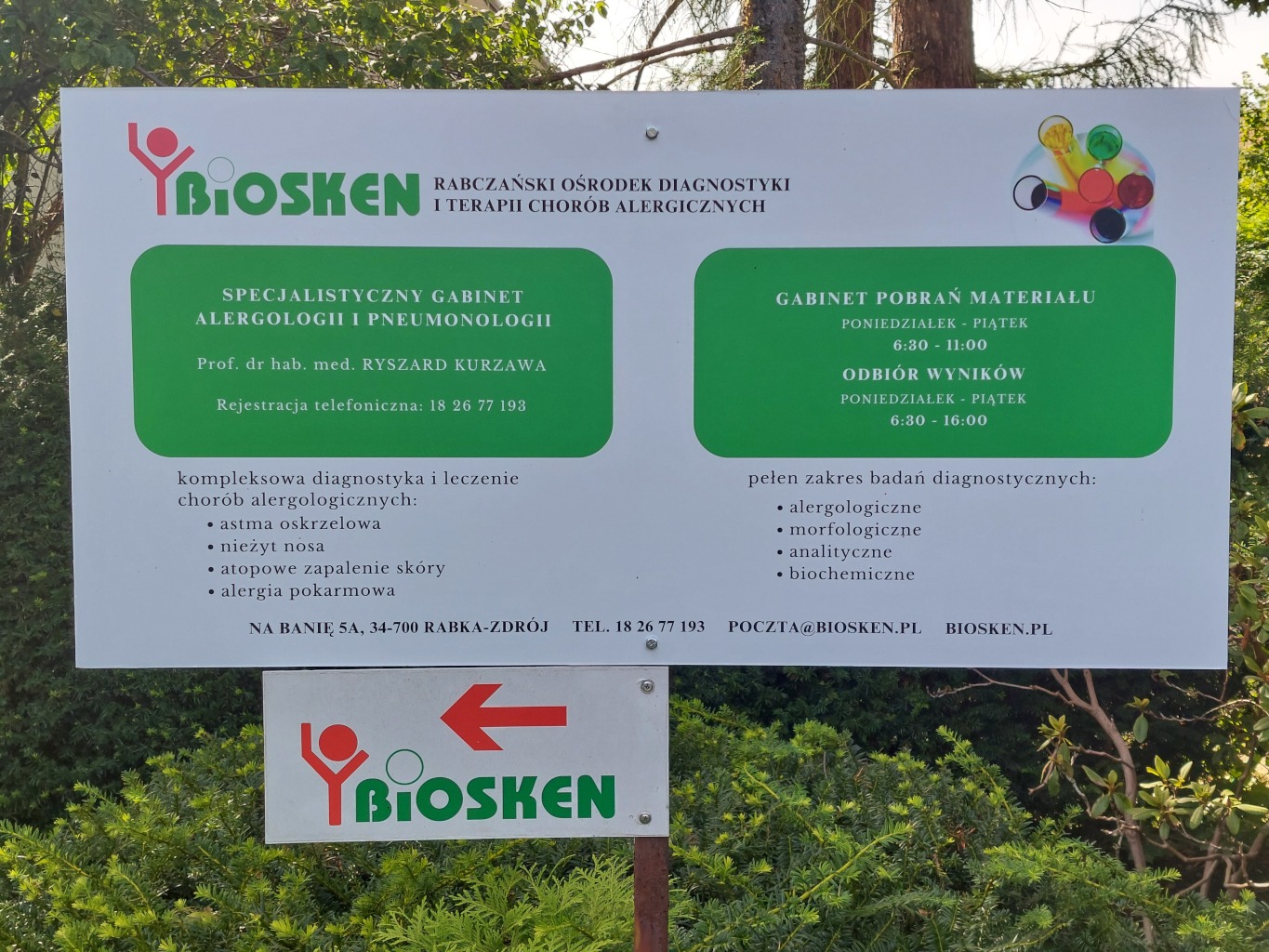Tablica informacyjna Rabczańskiego Ośrodka Diagnostyki i Terapii Chorób Alergicznych Biosken, z adresem, numerem telefonu i zakresem usług alergologicznych.