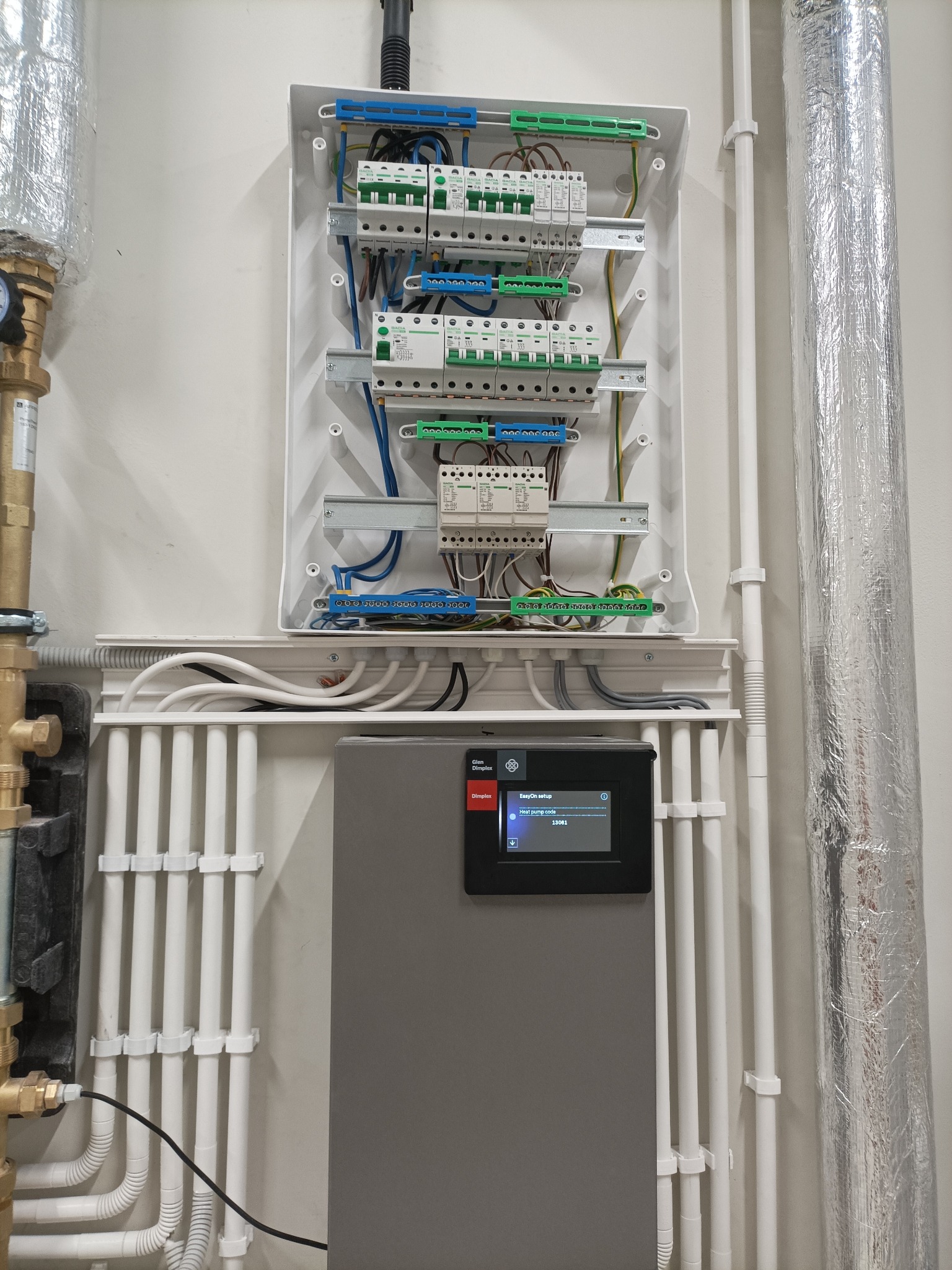 Rozdzielnica elektryczna z okablowaniem i zabezpieczeniami, zintegrowana z systemem sterowania grzewczym. Przejrzysty podział obwodów i staranny montaż.