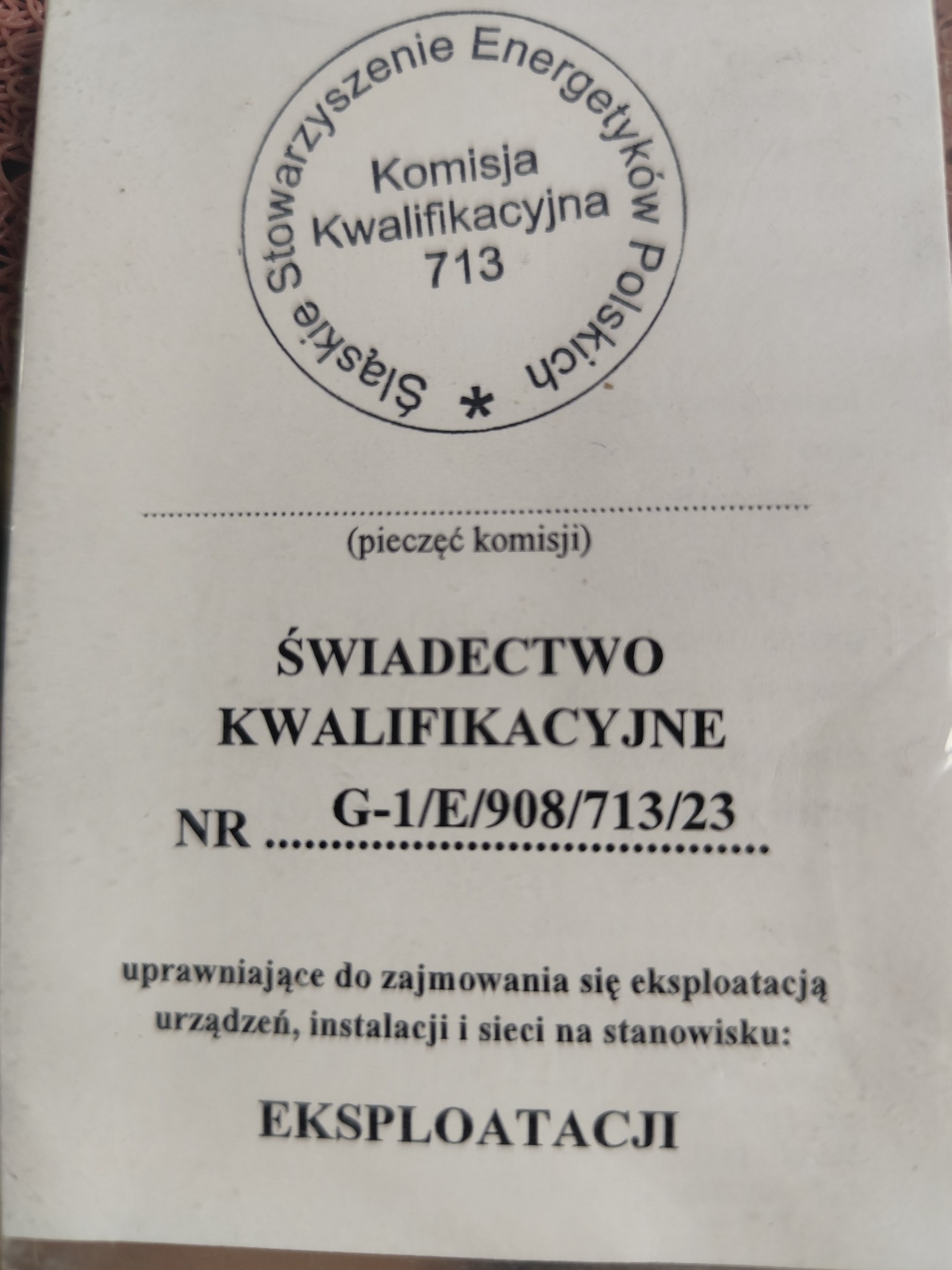 Świadectwo Kwalifikacyjne G-1/E/908/713/23 uprawniające do zajmowania się eksploatacją urządzeń, instalacji i sieci na stanowisku eksploatacji.