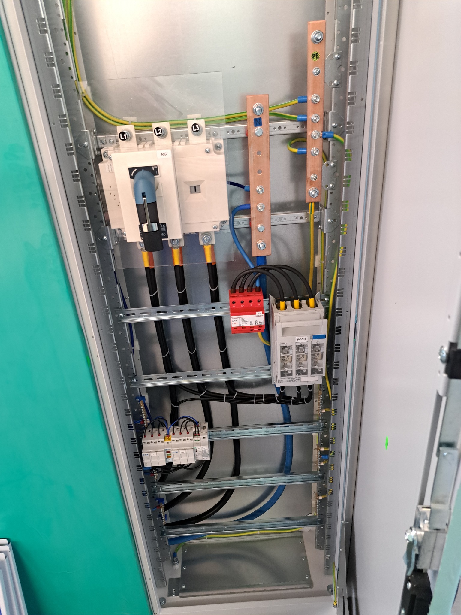 Rozdzielnica elektryczna z zabezpieczeniami i przewodami w Przodkowie. Widoczne elementy instalacji, kable i listwy. Profesjonalny montaż.