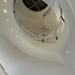 Aranżacja sufitu wchodząc na schody i widząc do g&oacute;ry