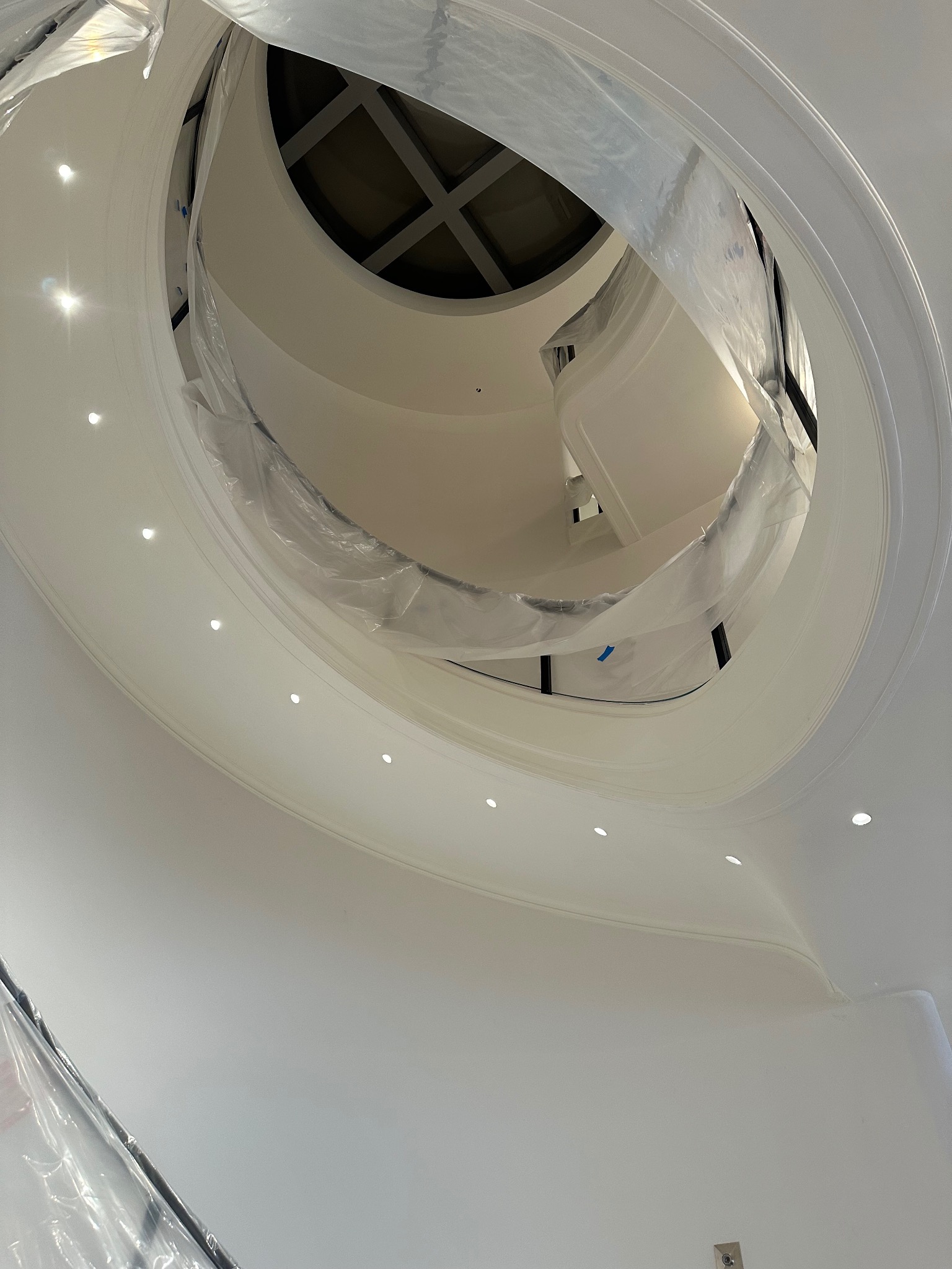 Aranżacja sufitu wchodząc na schody i widząc do góry