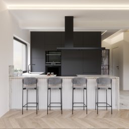 MIO HOME projekty i wykonanie pod klucz - Nowoczesna kuchnia z czarnymi szafkami i wyspą z marmurowym blatem, oświetlona ledami. Cztery szare hokery stoją przy wyspie, podłoga wyłożona parkietem w jodełkę.