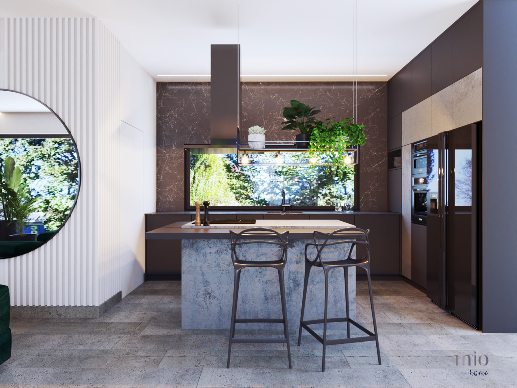 Nowoczesna kuchnia z wyspą i hokerami, okno z widokiem na zieleń. Marmurowe wykończenie ściany i minimalistyczny okrągły lustro dodają elegancji.