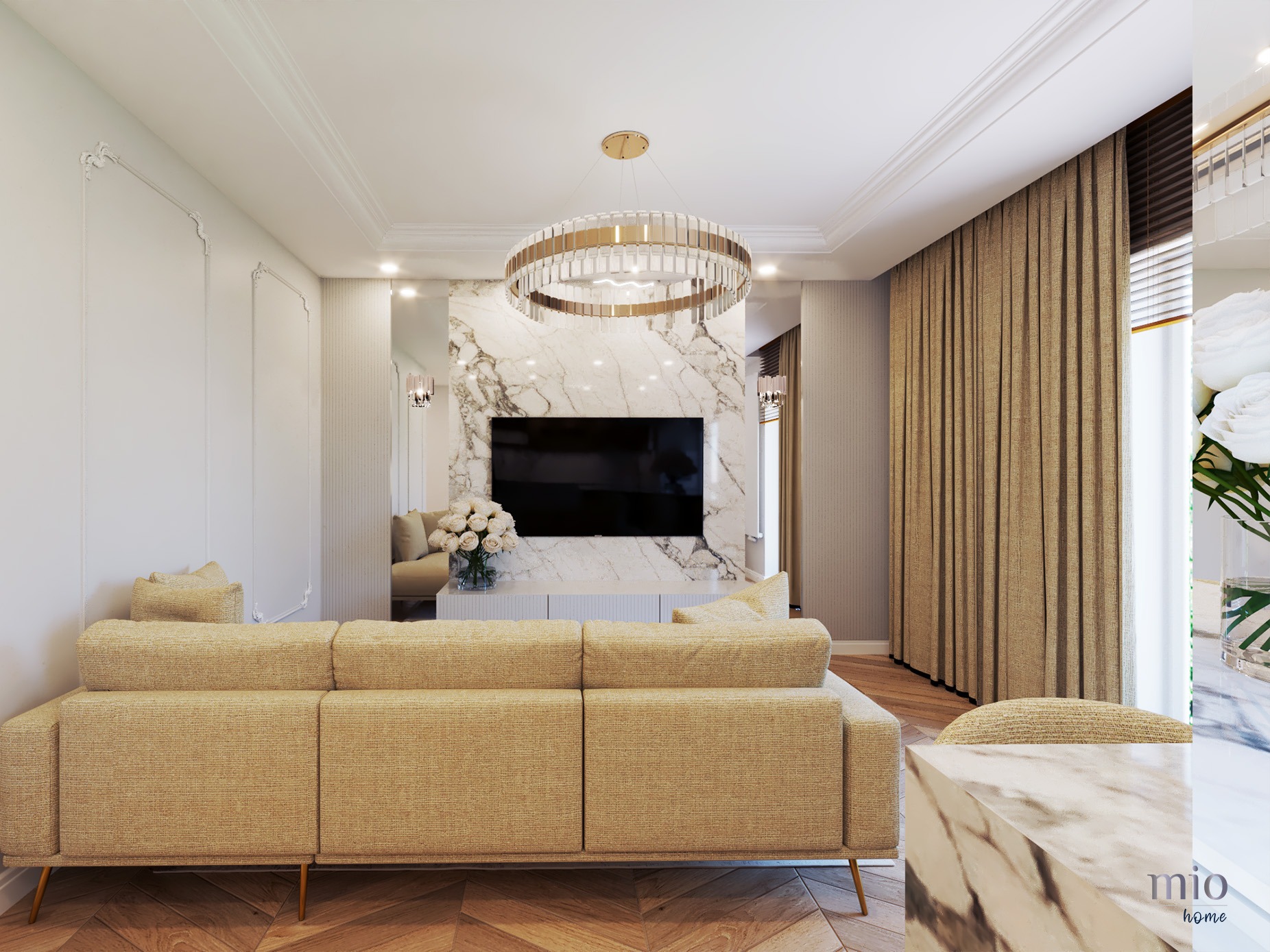 Elegancki salon z sofą w odcieniach beżu, marmurową ścianą TV i okrągłym, nowoczesnym żyrandolem. Parkiet w jodełkę i subtelne detale sztukaterii.