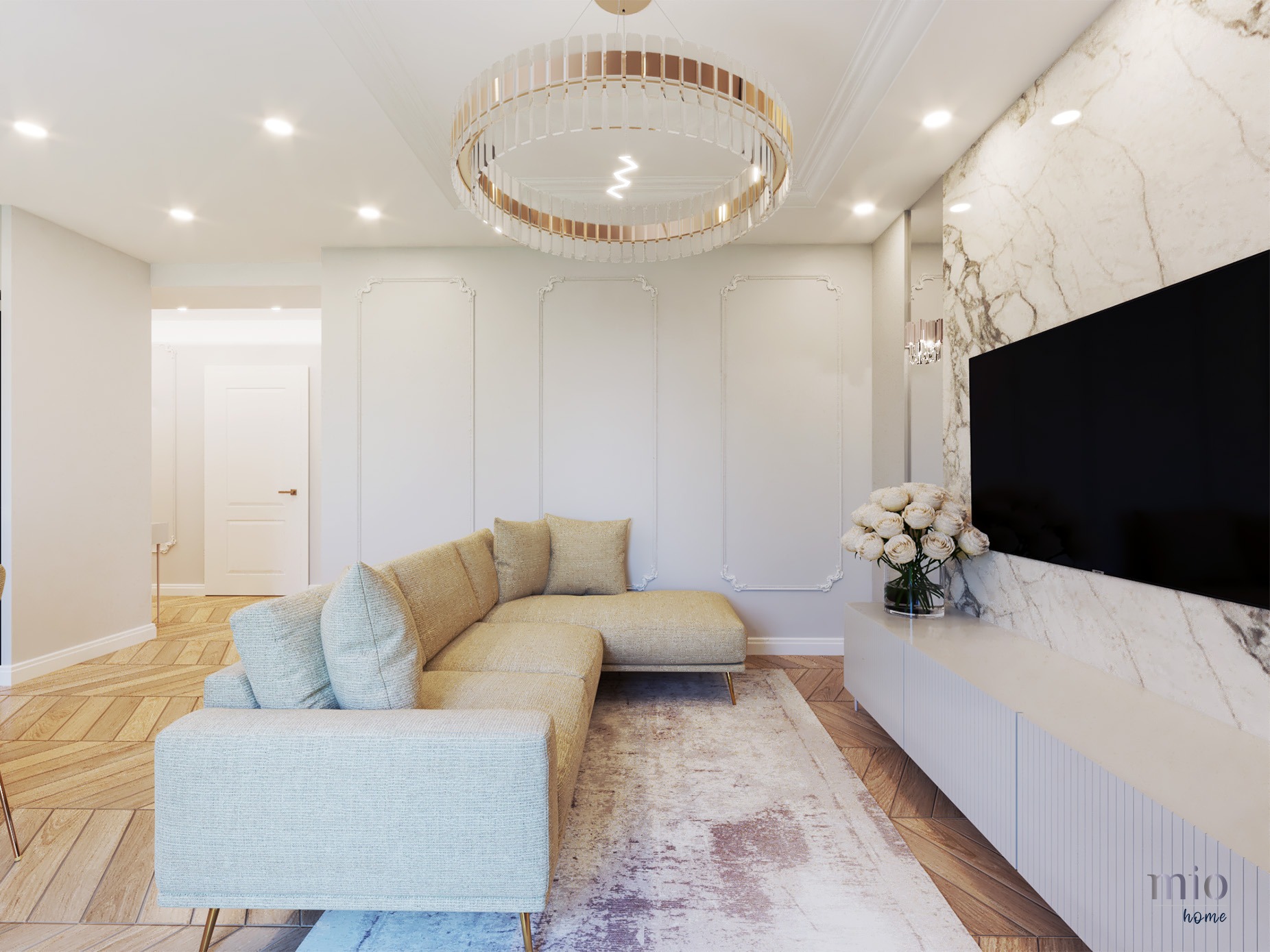 Elegancki salon z narożnikiem w odcieniach beżu, okrągłym żyrandolem i ścianą z efektem marmuru. Parkiet w jodełkę, dywan w pastelowych barwach i biała komoda pod TV.