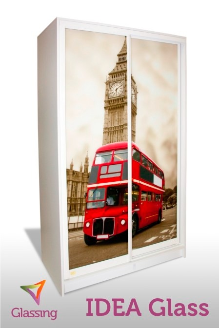 Biała szafa przesuwna z grafiką: czerwony autobus piętrowy na tle Big Bena w Londynie. Widoczne logo firmy Glassing i napis IDEA Glass.