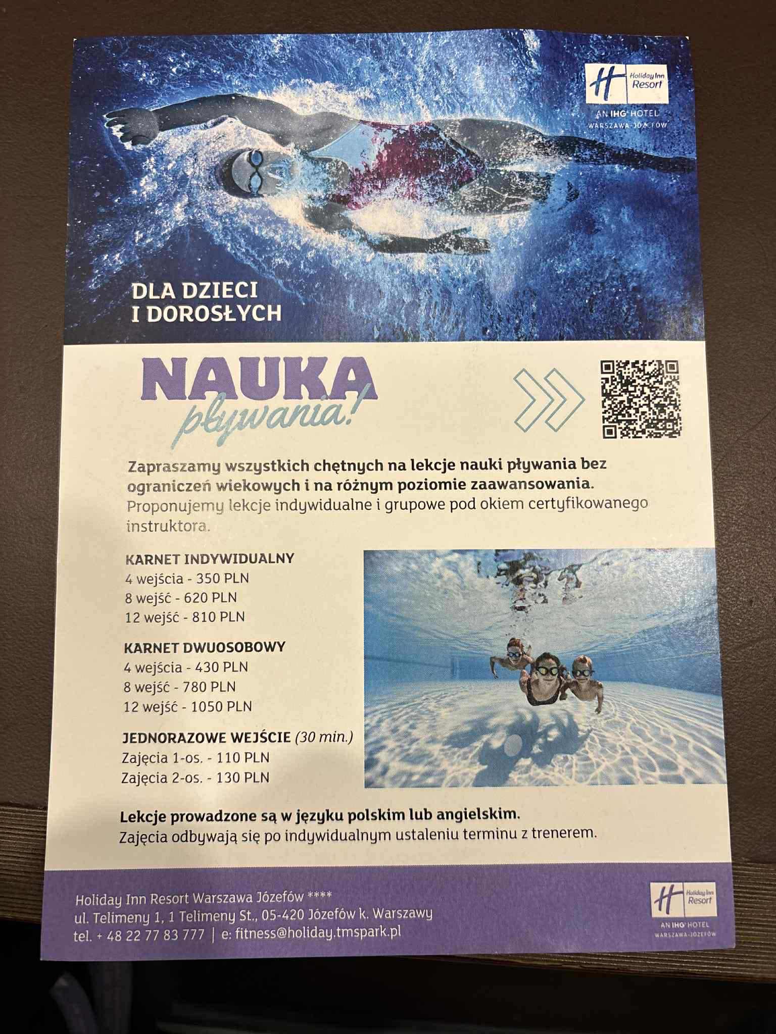 Plakat reklamowy nauki pływania w Holiday Inn Resort Warszawa Józefów, z grafiką pływaka i dzieci pod wodą. Oferta karnetów i lekcji indywidualnych/grupowych.