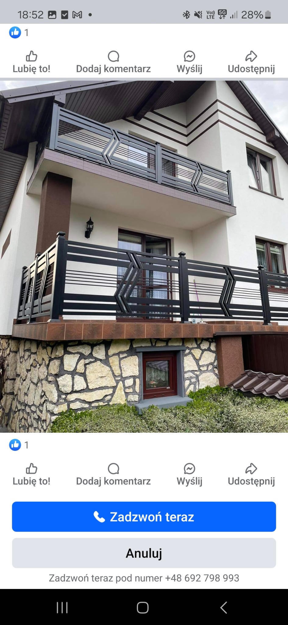 Nowoczesna balustrada balkonowa z metalu, z poziomymi elementami i geometrycznym wzorem, zamontowana na balkonie domu z elewacją w odcieniach bieli i brązu.