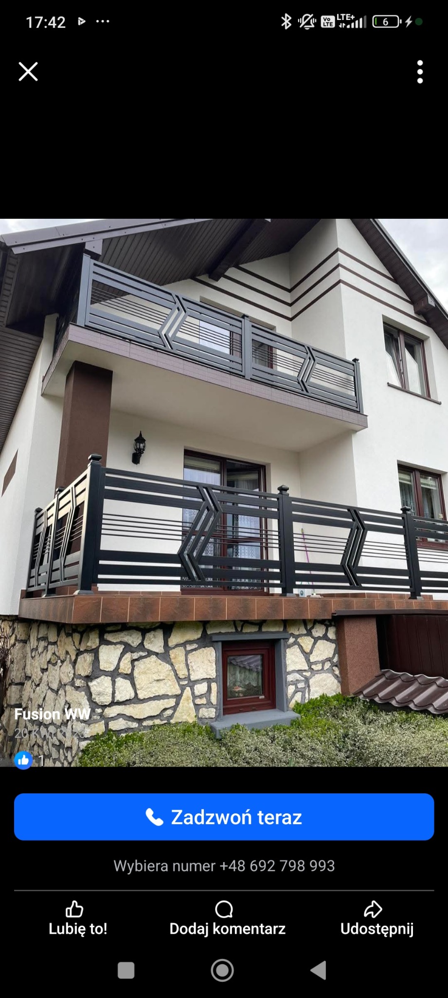 Nowoczesna balustrada balkonowa z metalowymi, poziomymi elementami i motywem strzałek, zamontowana na balkonie domu z jasną elewacją i kamienną podmurówką.